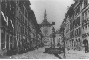 아인슈타인의 시계들 그림 14. 1890년 베른의 크람 거리(Kramgasse) 시계탑.jpg